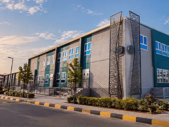 مبنى حديث رمادي وأزرق بواجهات معدنية مزخرفة