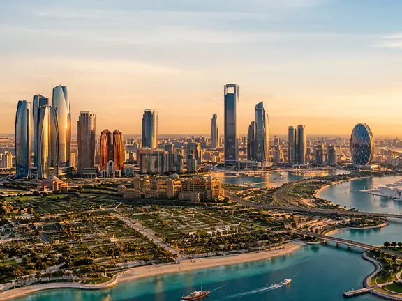 أفق أبوظبي وواجهتها البحرية عند الغروب