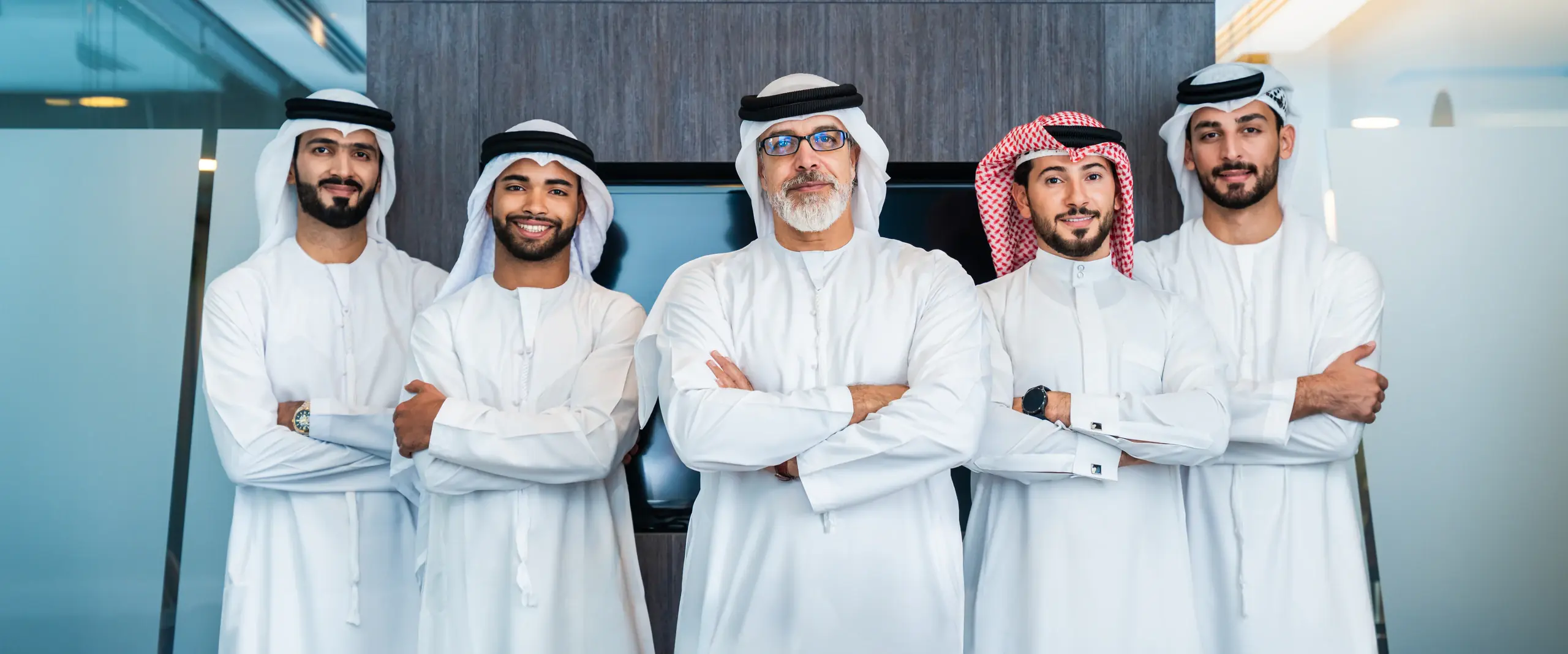 فريق من المهنيين الإماراتيين في مكتب