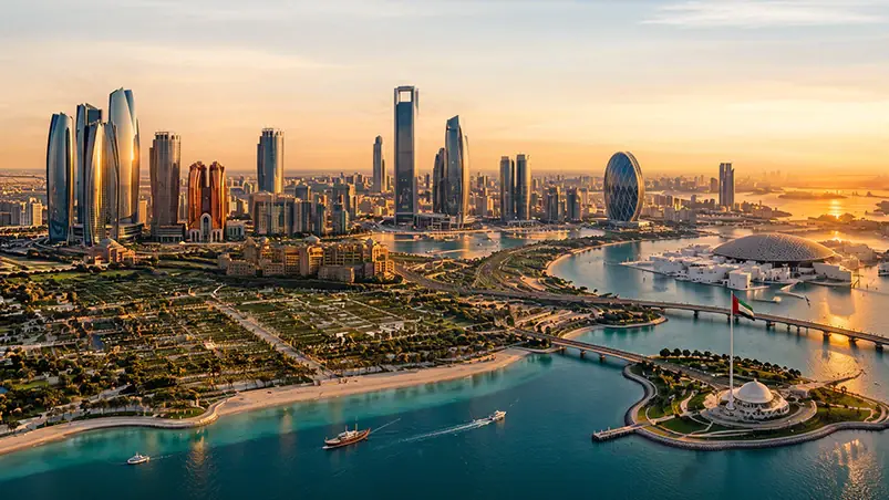 أفق أبوظبي وواجهتها البحرية عند الغروب